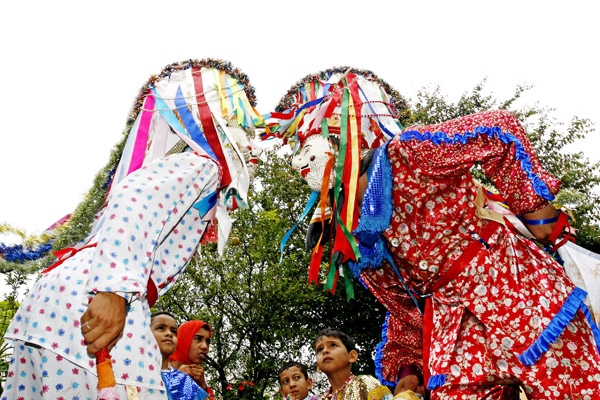 Foto de arquivo mostra companhia de Folia de Reis em encenação